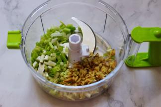 葱姜用搅拌机搅拌成碎末