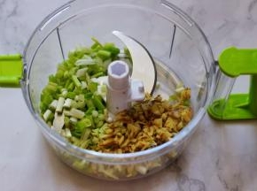 葱姜用搅拌机搅拌成碎末
