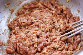 把猪肉馅搅拌均匀