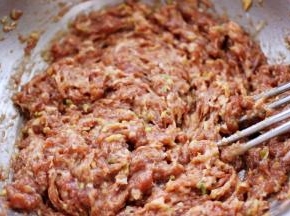 把猪肉馅搅拌均匀