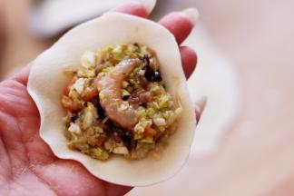 擀好的面皮放入适量的馅料包好自己喜欢的模样即可。