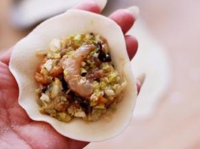 擀好的面皮放入适量的馅料包好自己喜欢的模样即可。