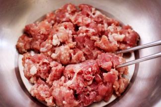 把猪肉馅放入盆中。
