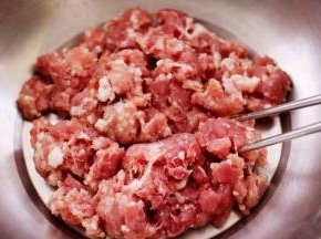 把猪肉馅放入盆中。