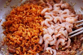 加入洗净的虾仁和海米