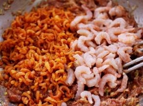 加入洗净的虾仁和海米