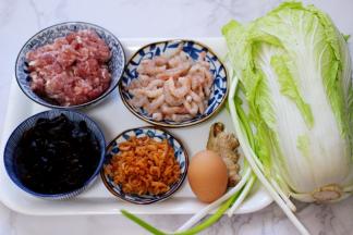 备齐所有食材，虾仁提前洗净扒出虾仁、海米和木耳提前泡发好备用。