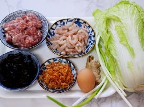 备齐所有食材，虾仁提前洗净扒出虾仁、海米和木耳提前泡发好备用。