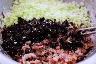 大白菜和木耳也用搅拌机搅拌成碎末后，放入搅拌好的馅料里