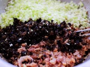 大白菜和木耳也用搅拌机搅拌成碎末后，放入搅拌好的馅料里