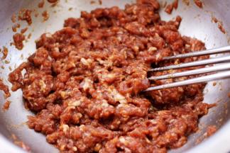 顺时针方向把肉馅搅打上劲