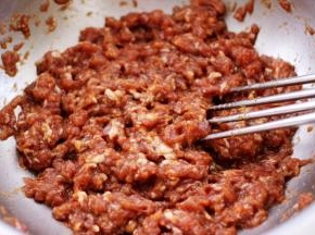 顺时针方向把肉馅搅打上劲