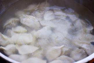 锅中倒入适量清水煮沸后，把包好的饺子放入锅中大火煮开后，点少许清水，反复3次，看见所有的饺子都飘浮在水面上即可关火。