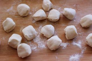 醒发好的面团排气揉匀后，搓成长条后，用手揪成大小一致的剂子。