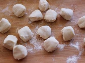 醒发好的面团排气揉匀后，搓成长条后，用手揪成大小一致的剂子。