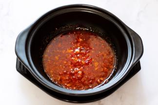 碗里加入适量生抽和老醋，再加入少许辣椒油，上面放入猪好的饺子，撒上葱花就可以了。