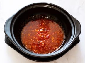 碗里加入适量生抽和老醋，再加入少许辣椒油，上面放入猪好的饺子，撒上葱花就可以了。