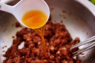 50克海米水分次打入猪肉馅里面。