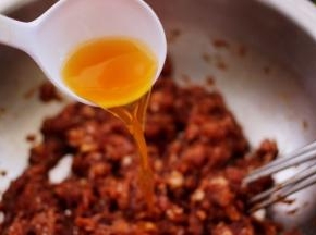 50克海米水分次打入猪肉馅里面。