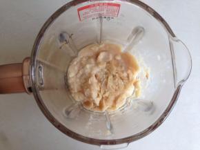 将煮好的白芸豆倒入料理机，打成豆泥