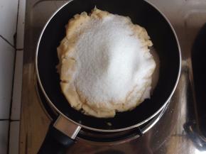 芸豆泥倒入锅里，炒至水分收干的时候，分次加入糖，炒至糖融化