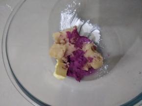 取3份100克炒好的白芸豆泥，分别加入5克黄油，再分别加入菠菜粉、紫薯粉和草莓粉，再根据情况，加入5-10克面粉，揉成柔软不粘手的面团。因为草莓粉上色不易，所以加的分量比其他果蔬粉要多一些。剩下的芸豆泥有150克左右，加入8克黄油、南瓜粉和面粉
