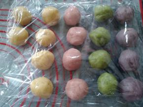 因为芸豆泥都是热的，所以很容易将黄油融化进去，分成每个25克的桃山皮，搓圆，一共18个，各种颜色剩下的芸豆泥也别浪费，可以搓成多色，再做多一个。馅料同样分成25克/个，搓圆
