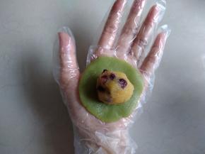 将桃山皮压扁，放上馅料