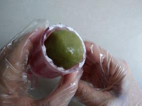 50克法焙客月饼模在面粉里按压一下，再抖去多余的面粉，将月饼圆坯放入