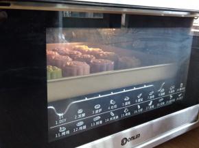 放入已经预热好165度的东菱K40C烤箱，烘烤10分钟左右即可，桃山皮和馅料都是熟的，不需要高温烘烤，以免月饼上色。做好的桃山月饼回油一天后即可品尝