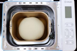 面包机启动和面状态、和好的面团醒发半个小时。