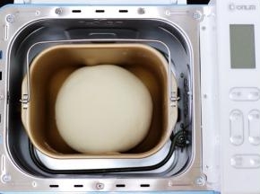 面包机启动和面状态、和好的面团醒发半个小时。