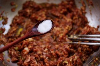 加入适量盐和花生油