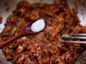 加入适量盐和花生油