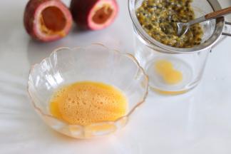 如果用到冷藏鸡蛋，记得提前要回温到室温。首先取百香果取汁，40克果汁，大约用到2个大一点的百香果。用过筛的方式就可以去籽取汁了。