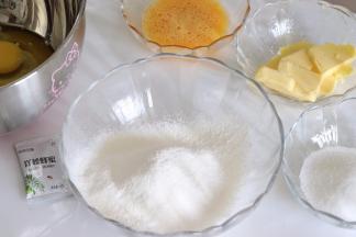 准备称重好其他食材，低筋面粉过筛一次。