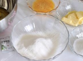 准备称重好其他食材，低筋面粉过筛一次。