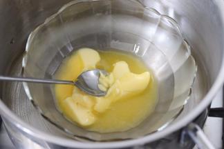 黄油隔热水融化。