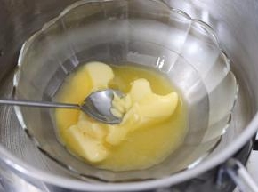 黄油隔热水融化。