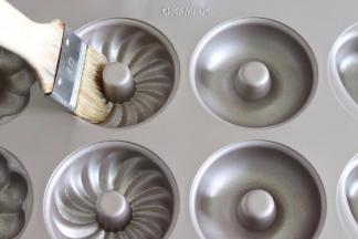 取一少部分，刷模具，更方便脱模。