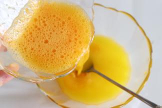 剩余的黄油液中倒入到百香果汁中，搅匀后，放置到温水约40度的水中保温。