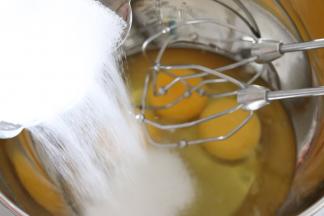 鸡蛋全蛋，一次性倒入白砂糖，打散，打匀即可，不用打发。