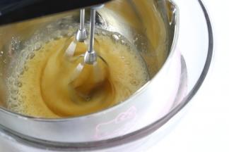 加入蜂蜜，之后打蛋盆放置到50度左右的温水中，隔热水打发。