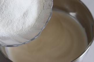 倒入过筛的低筋面粉。