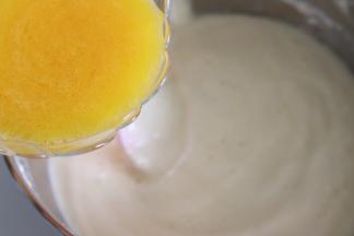 顺着刮刀倒入保温的百香果和黄油的混合液。