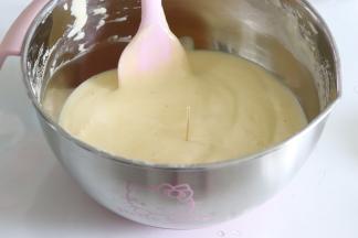 轻轻翻拌均匀，插牙签不倒。