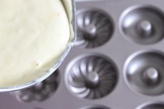 倒入甜甜圈模具中。