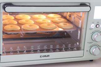 放入提前预热的烤箱中，160度18分钟左右，边缘变色就差不多了。