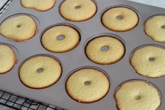 出炉后，取出甜甜圈蛋糕，放置到晾网上。