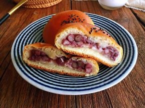 又香又糯又甜的糯米滋红豆餐包出炉了